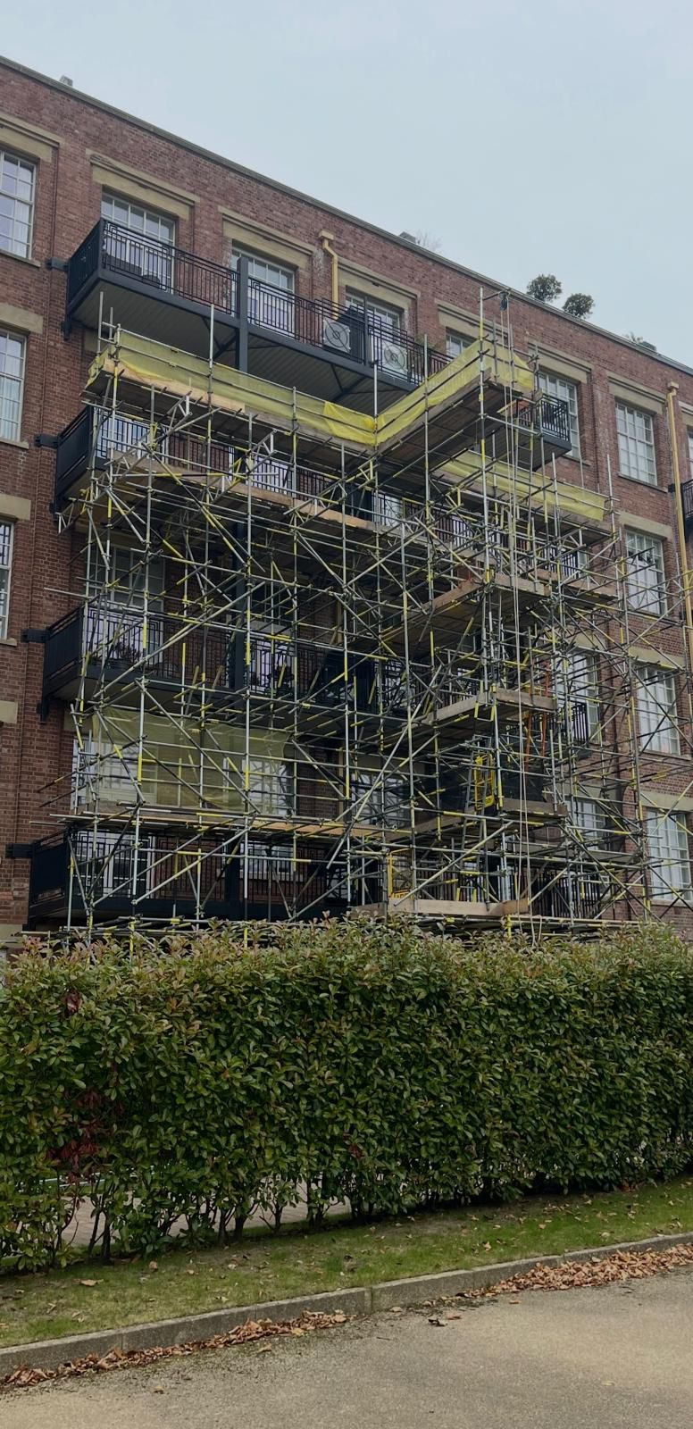 Scaffolding to mill apartment façade